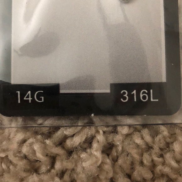 belly button ring - Picture 2 of 3